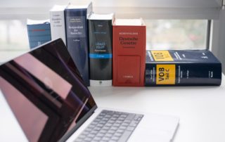 SCHWAKE Mood Gesetzbücher und Laptop