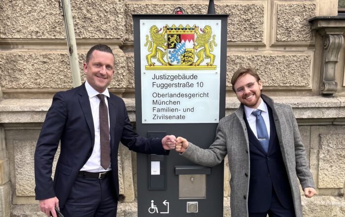 Schwake und Brenner nach der Verkündung der Augsburger Kammgarnspinnerei (AKS) Urteile am 02.04.2026