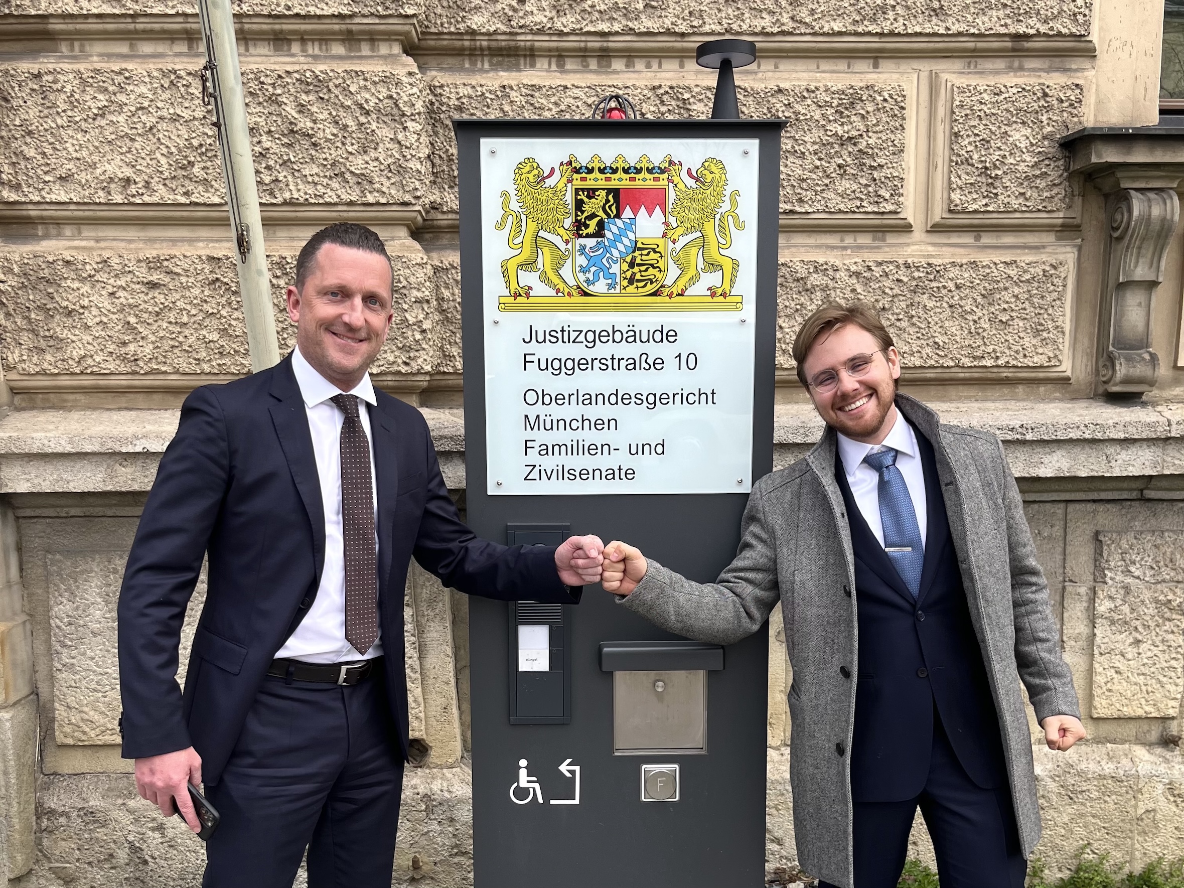 LG Augsburg, Urteil, 02.04.2026, AKS Schwake und Brenner nach der Verkündung der Augsburger Kammgarnspinnerei (AKS) Urteile am 02.04.2026